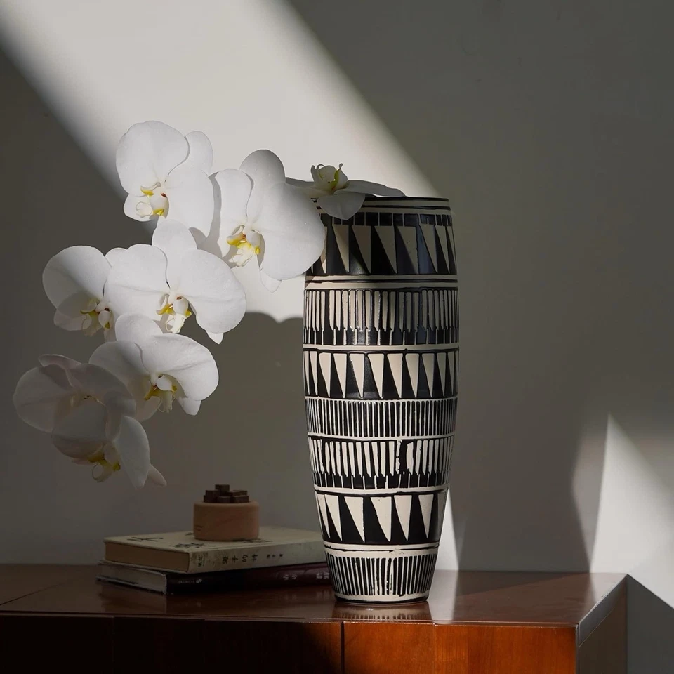 "Florero de cerámica blanco y negro de 13,79"" para decoración de piso rústico pintado a mano" Foto 2 de 4