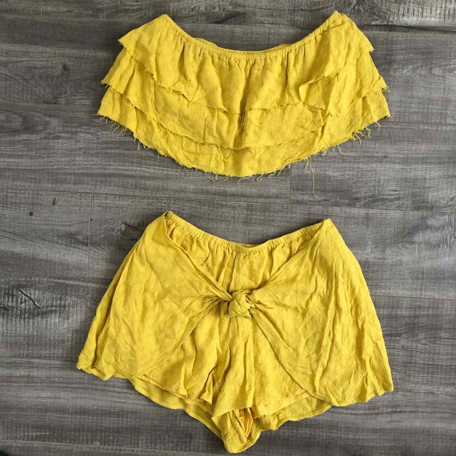 Stella Laguna Beach yellow crop top and short set Siz… Gem