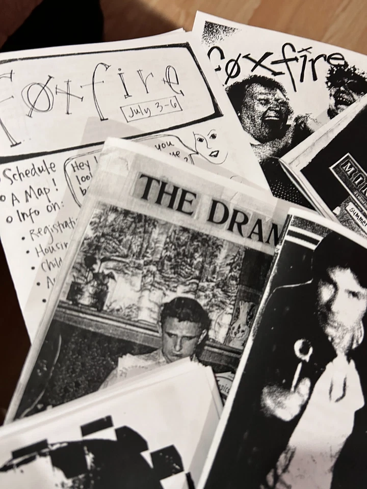 Riot Grrrl Nostalgia Zine Grab Bag #14 – A Feminist Time Capsule of 1990s Foto 2 de 4