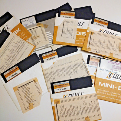 Lot of Commodore 64 Floppy Disks Games / Magazine Games (+ Utilities) (15 discs)