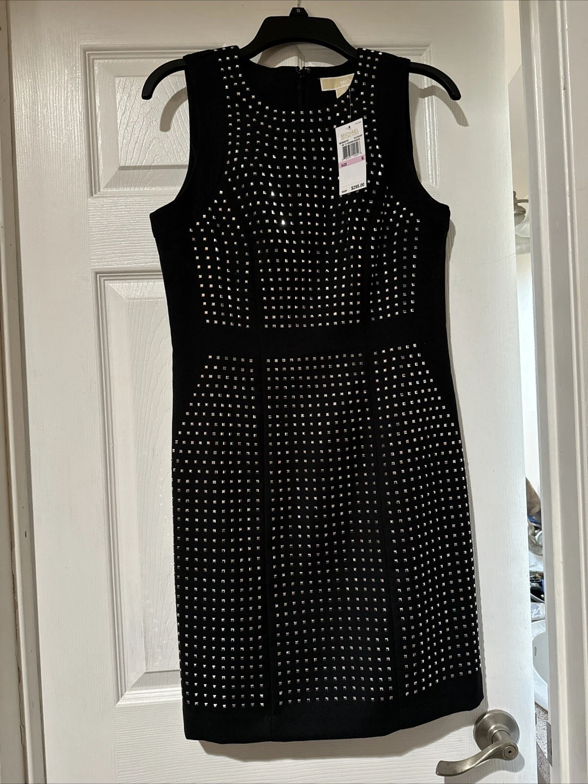 Abito tubino smanicato con borchie nero Michael Kors. Taglia 6. Nuovo con etichetta!
