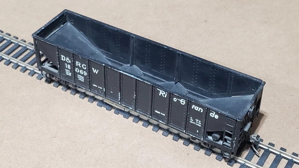 Bowser - HO Scale (D&RGW) Denver & Rio Grande Western 3 Bay Hopper Car - Image 4 of 4