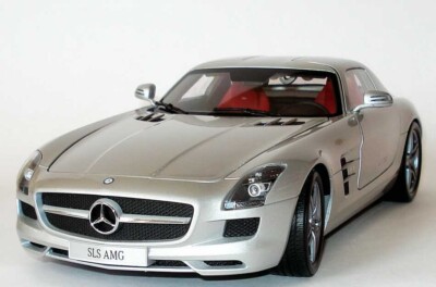Minichamps 2010 MERCEDES SLS 6.3 AMG (C197) SILVER 1:18 Dealer