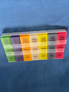 Gifts for Yanks - SUPER  NICE -  (7-day Pill organizer: AM, Noon, PM)