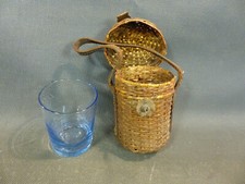 Ancien verre de curiste gradué de Vichy avec son panier en osier vintage