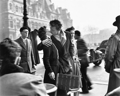 Robert Doisneau The Kiss by the Hôtel de Ville Poster 24x36