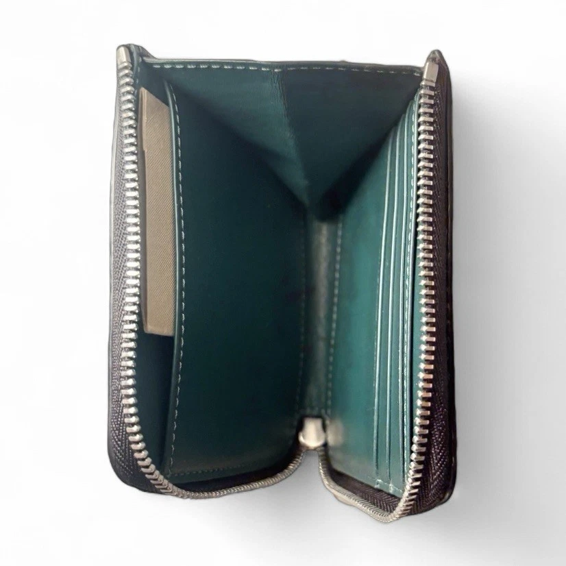 Cartera compacta Burberry de cuero negra con cremallera alrededor Foto 4 de 4