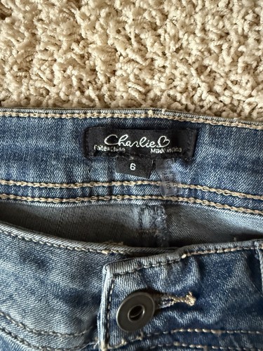 Pantalones de mezclilla Charlie B para mujer azules recortados dobladillo crudo detalle deshilachado elásticos talla 6 - Imagen 2 de 4