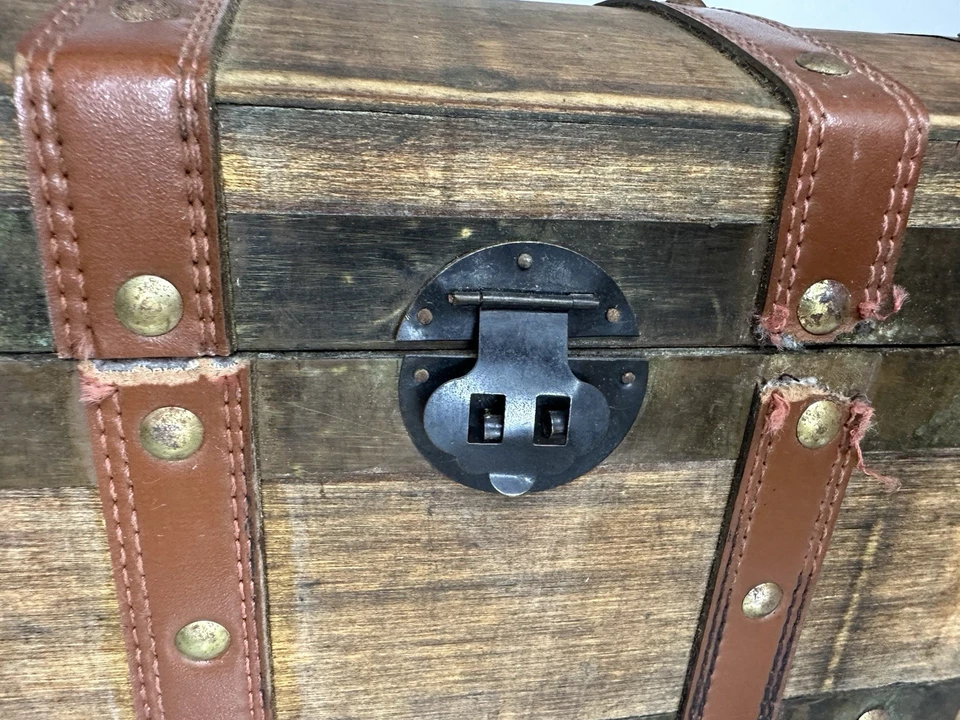 Vintage style Wood and Leather Chest - Image 2 of 4