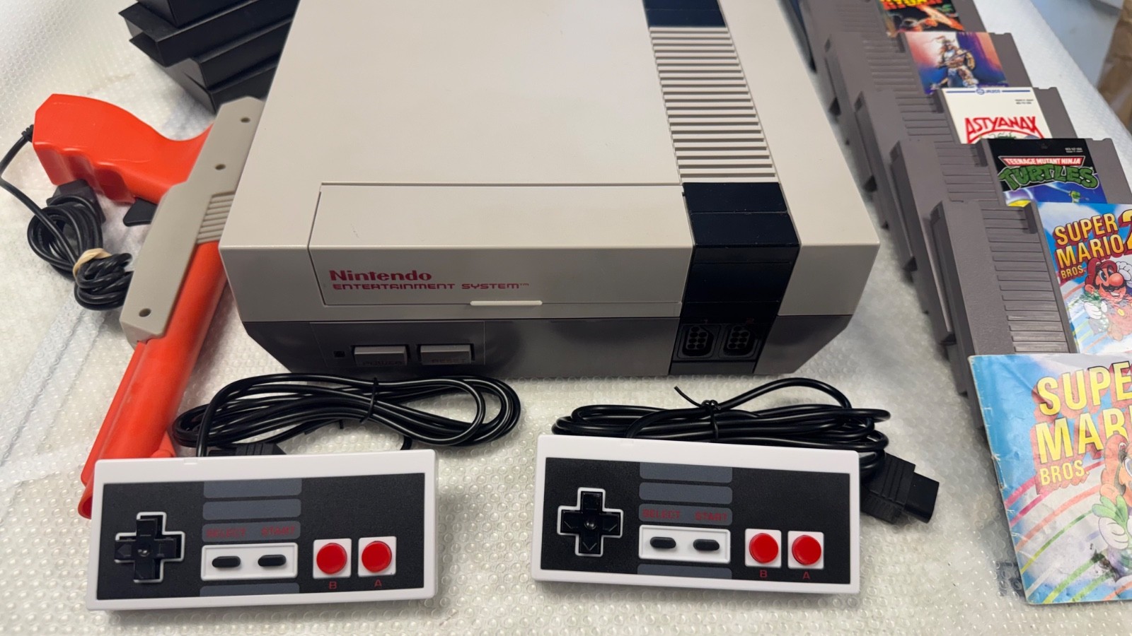 Nintendo Entertainment System Bundle OEM 72pin w/ Games and Accessories NES