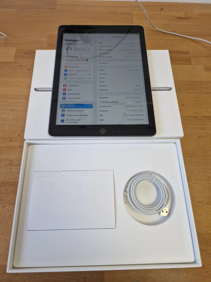 Apple iPad (5th generation) · 32GB · Cellular, photo 2 sur 3