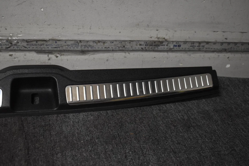 2016-2020 MERCEDES BENZ GLC300 4MATIC ЗАДНИЙ ПОРОГ ПЛАСТИНА ЗАВОДСКОЙ OEM - Изображение 3 из 4
