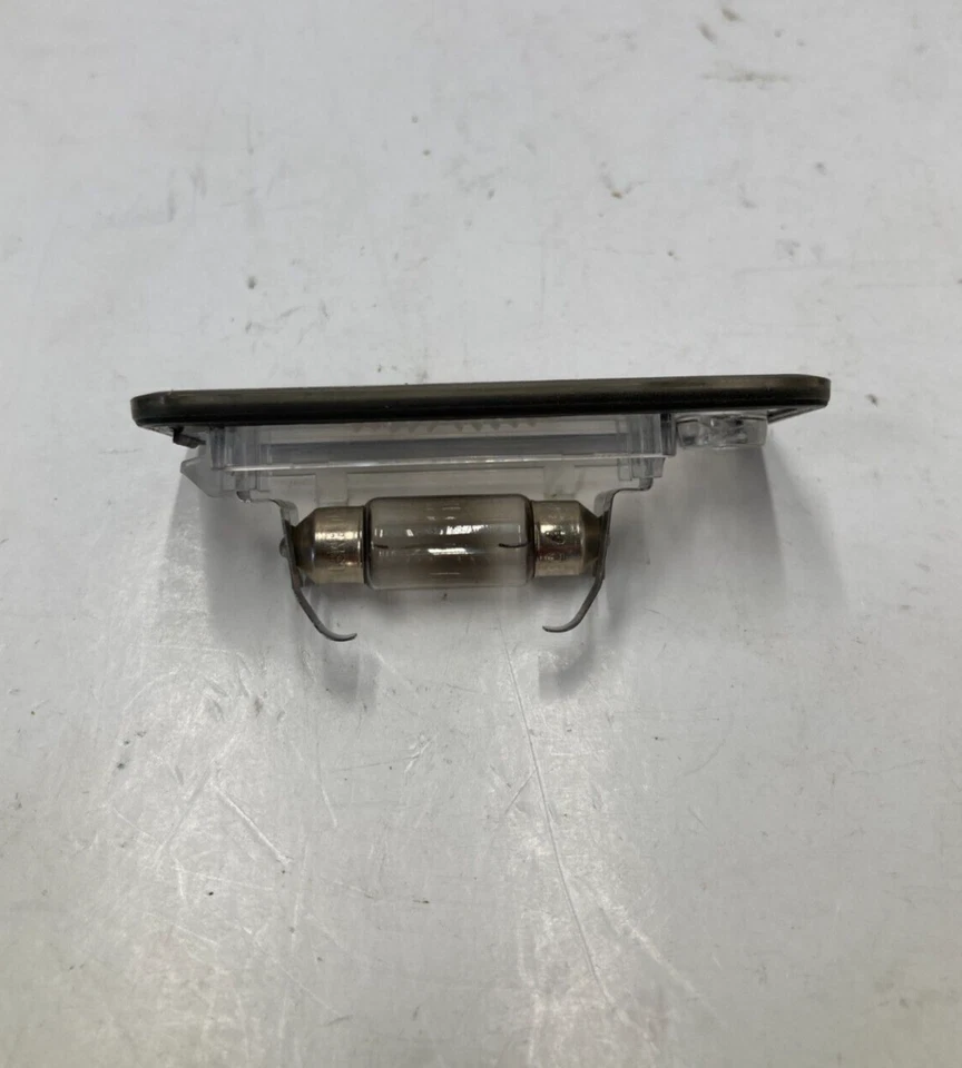 Лампа заднего правостороннего номерного знака для Audi A6 Quattro 09–11 годов от оригинального производителя - Изображение 3 из 4