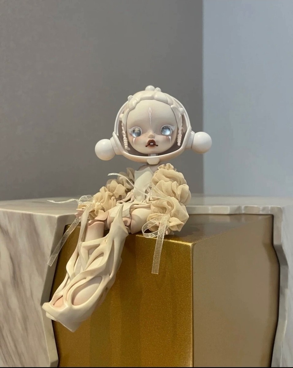 POPMART SKULLPANDA White Dew Girl Collaboration Action POPMART SKULLPANDA White Dew Girl Collaboration Action
