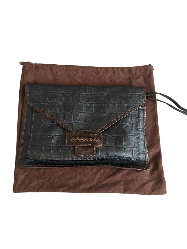 Bolso sin asas CARLA MANCINI de cuero marrón sobre de gran tamaño con bolsa para el polvo Foto 3 de 4