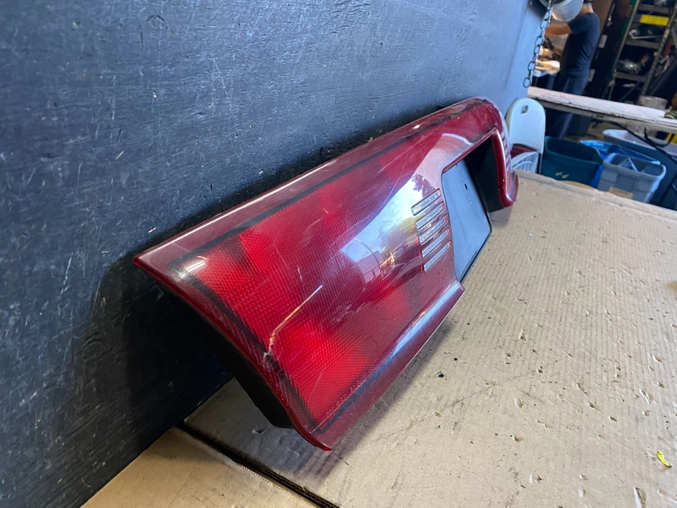 Оригинальный центральный задний фонарь на крышку багажника Buick Regal 1997–2004 годов выпуска S1514 DG - Изображение 3 из 4