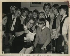 1966 Press Photo Jennis Lindquist shows notebook to children in New York