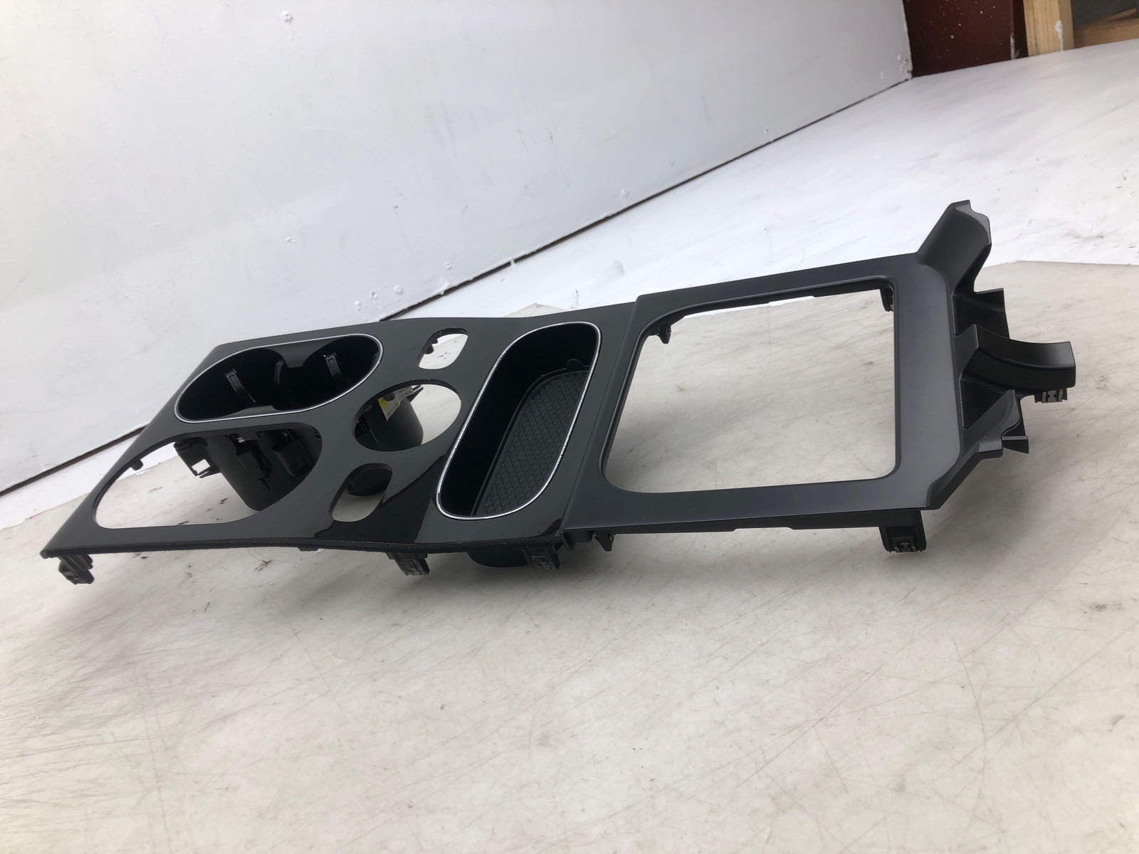 2016-2020 BENTLEY BENTAYGA FRONT CENTER CONSOLE CUPHOLDER TRIM PANEL 36A853098