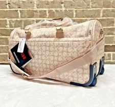 GUESS KARLIN TRAVEL DUFFLE ROLLING WHEELED BAG  LOGO BLUSH PINK LUGGAGE NEW