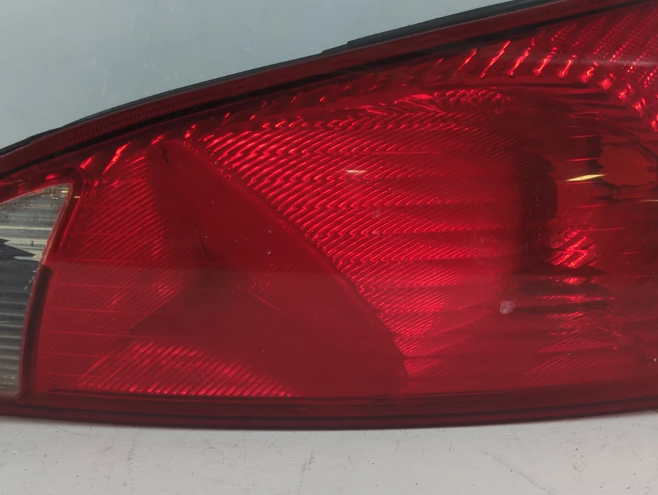 Luz trasera lateral izquierda Ford Focus 2003 conductor fabricante original UHMUG Foto 3 de 4