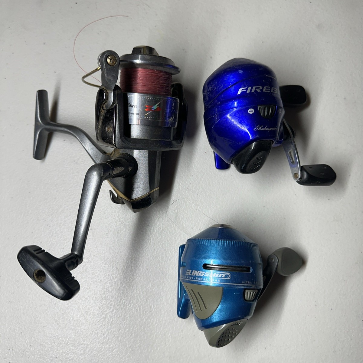 Lot 3 Fishing Reels DAIWA D-SHOCK 3500-Bi Zebco Slingshot
