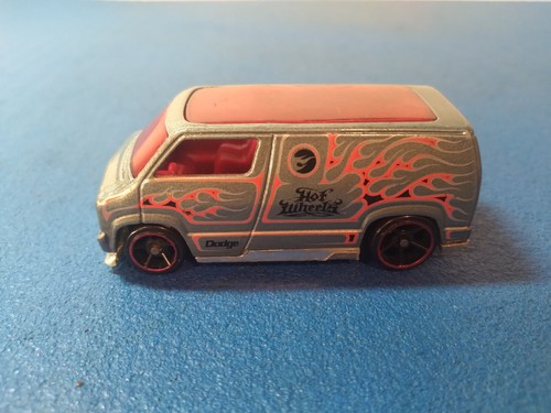 2007 Hot Wheels Red Lines Custom '77 Dodge Van Silver Flames 1/64 ๐ฅ - Picture 3 of 6