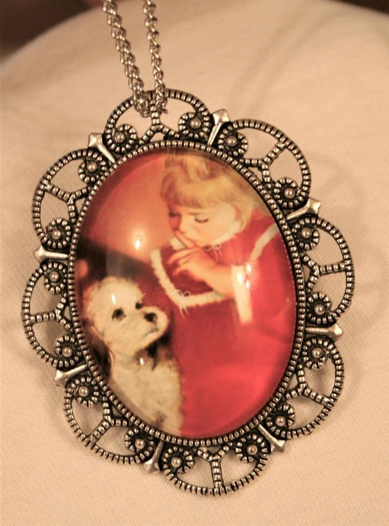 UNDERCOVER Bella Spilla Collana Cameo Bambina Scallopedata Segreto Sussurrante Al Suo Cane