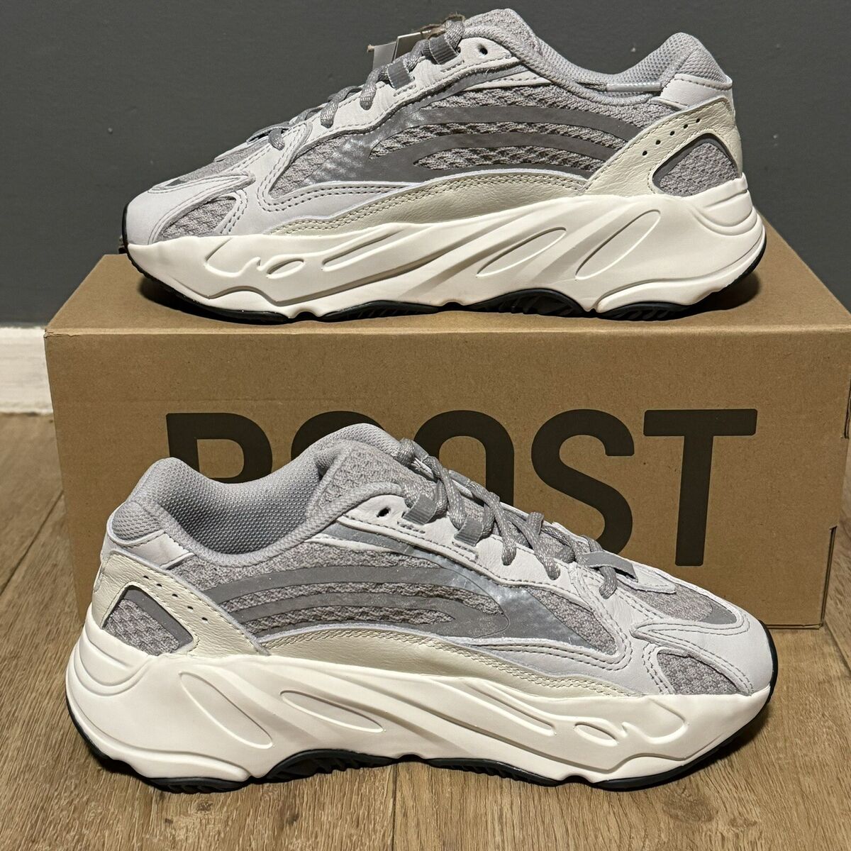 Adidas Yeezy Boost 700 V2 Static Size 5.5 Brand New Wave Adidas Yeezy Boost 700 V2 Static Size 5.5 Brand New Wave