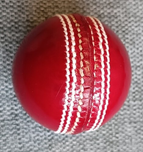 6x JUNIOR Red Cricket Ball - Super Light - 113g - AU Stock - Bild 1 von 3