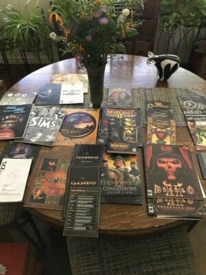 Lot of Video Game Manuals, World of Warcraft 1-3, Half-Life, Guild Wars and More