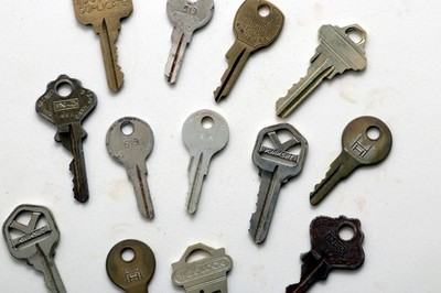 Vintage Odd Lot of keys, Mixed Names, lot of 13