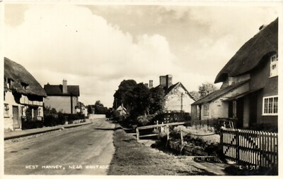 PC STRASSENSZENE WEST HANNEY BERKSHIRE ENGLAND ECHTFOTO POSTKARTE (u6390)