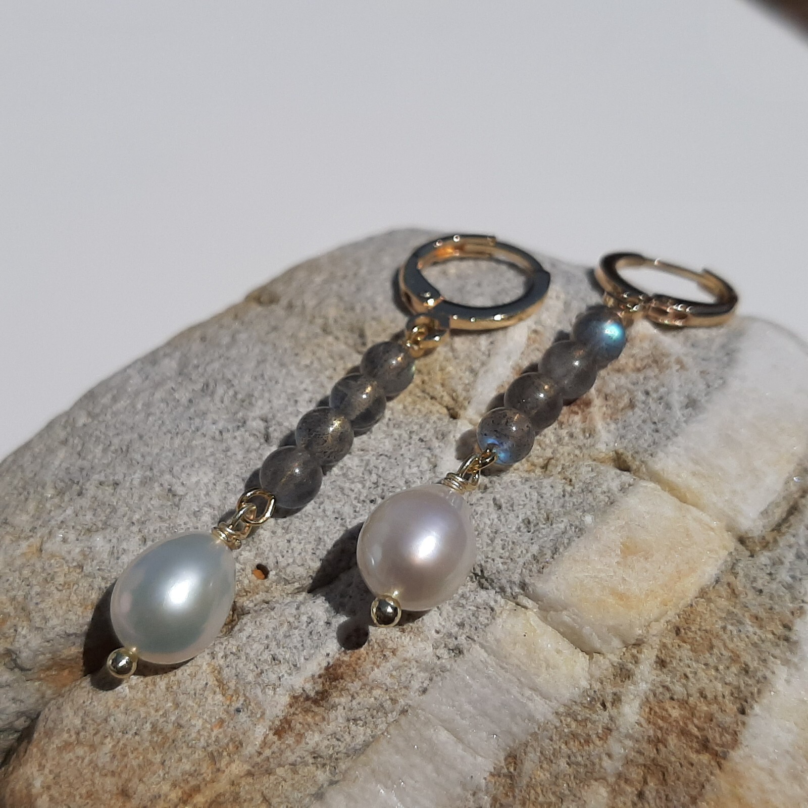 Boucles d'oreilles dormeuses anti-perte en labradorite et perles légères