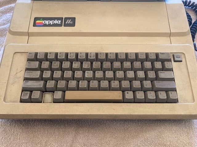 Computadora Apple IIe, monitor, 2 unidades de disquete y teclado - Artículo de colección Foto 2 de 4
