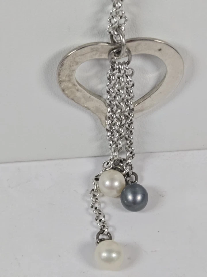 Colar pingente coração aberto prata pérolas Vantel com pérolas penduradas - Imagem 3 de 4