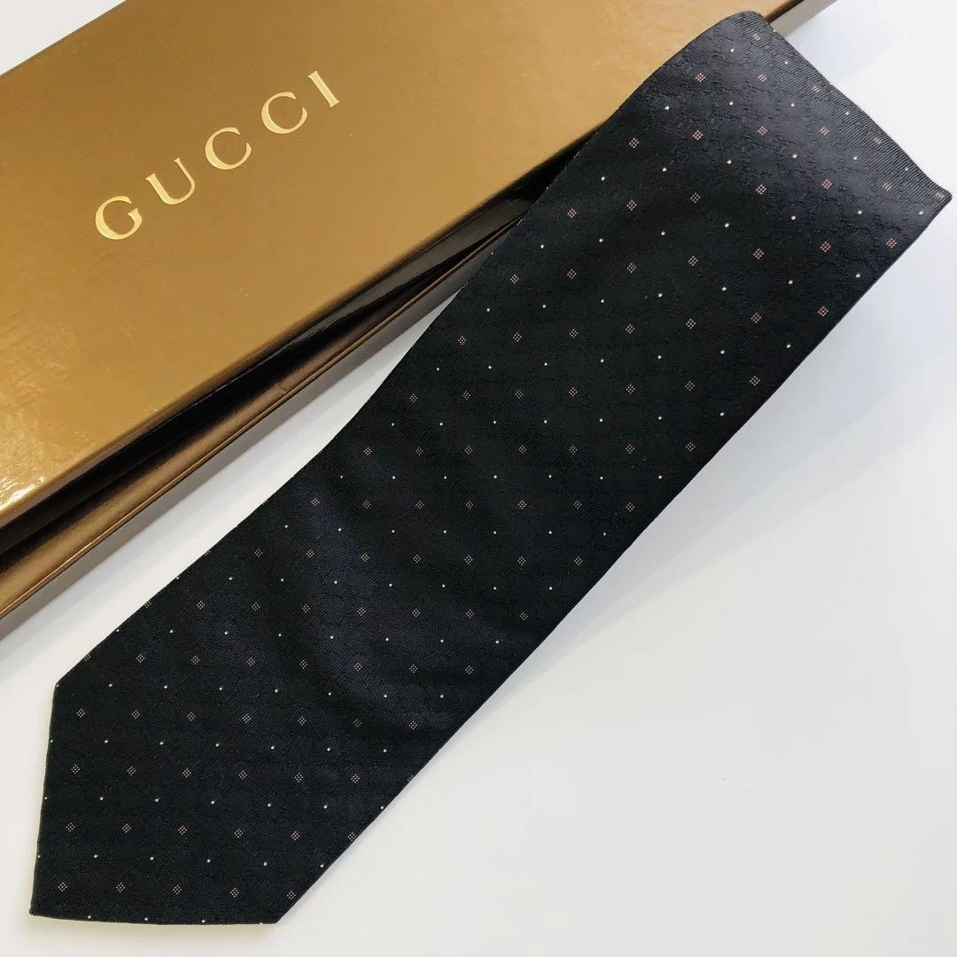Cravate GUCCI 3,7 pouces point noir motif GG soie