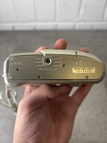 Nikon Lite Touch Zoom 130 ED 35 mm pellicola fotocamera punta e scatta argento testata - Foto 9 di 11