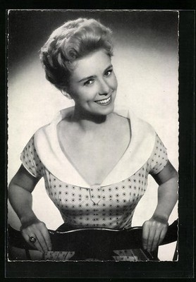 Schauspielerin Carty Granass in schwarzweiß fotografiert, Ansichtskarte 