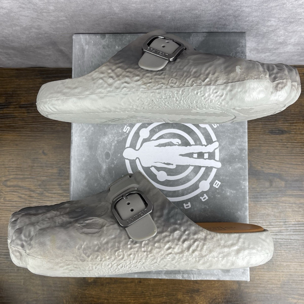 国内発送 Bravest Studios x Kid Cudi ムーン クロッグ サンダル Bravest Studios and Kid Cudi Moon Clog – SoleSavy