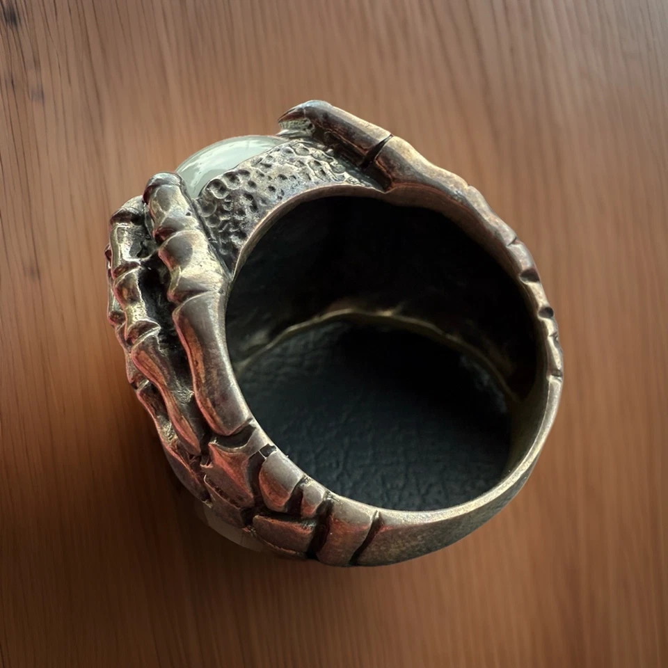 Anillo gótico de plata esterlina con globo ocular gris sostenido por Garras para hombre Foto 4 de 4