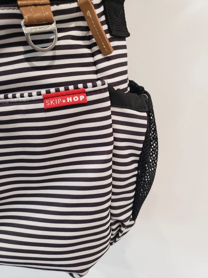 Bolsa de pañales Skip Hop negra/blanca a rayas bolsillos/correa ajustable usada Foto 3 de 4