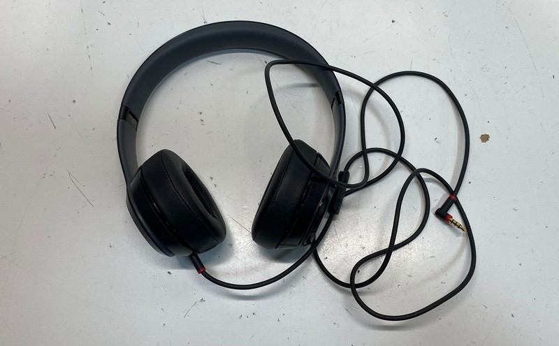 Beats Solo On-Ear Wired Headphones Black With Soft Case Sold As Is