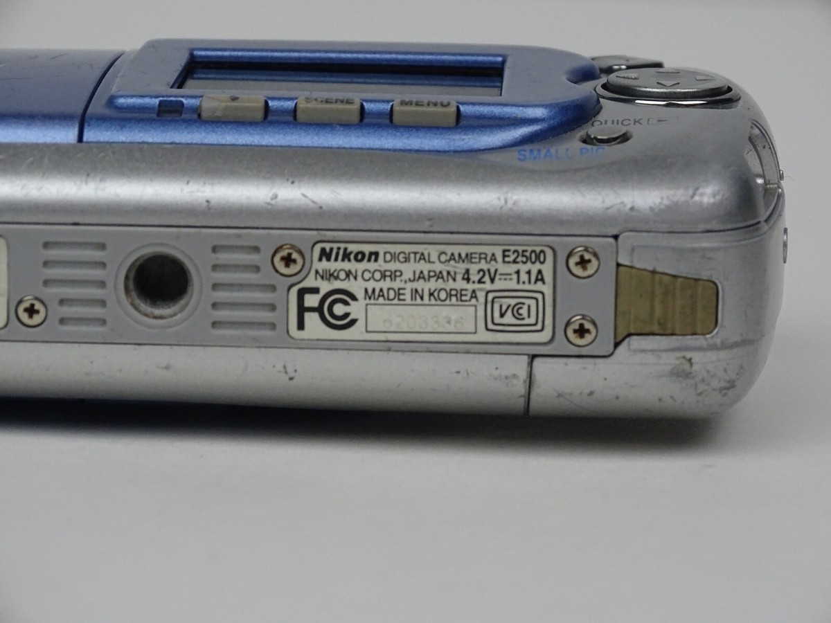 Nikon CoolPix 2500 2.0MP CCD 3x Zoom Flip Lens Digital