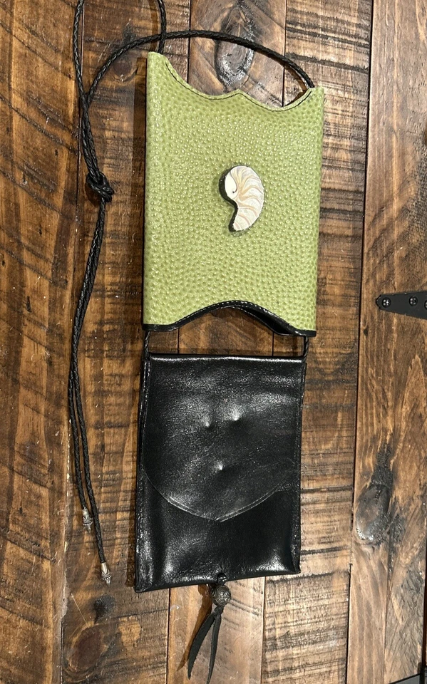 BOLSO DE MANO BANDOLERA JOHN FLEMMING SLIP TOP CUERO AVESTRUZ Negro/Verde Shell Foto 3 de 4