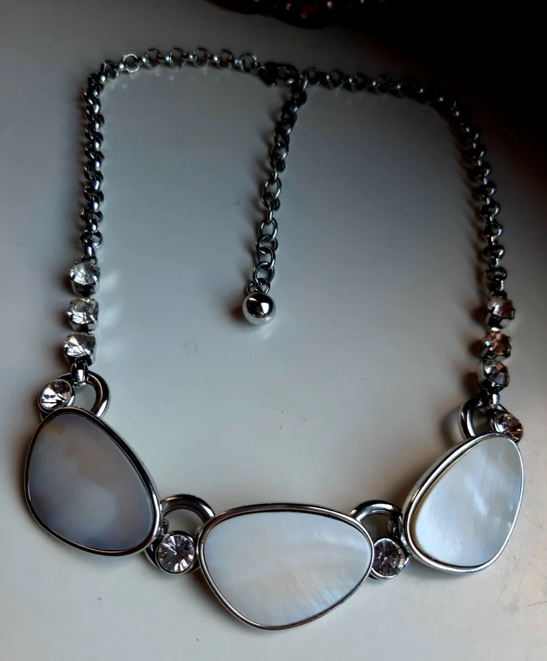 Statement Collier mit Funkelnden Strass & Perlmutt°. - Bild 3 von 3