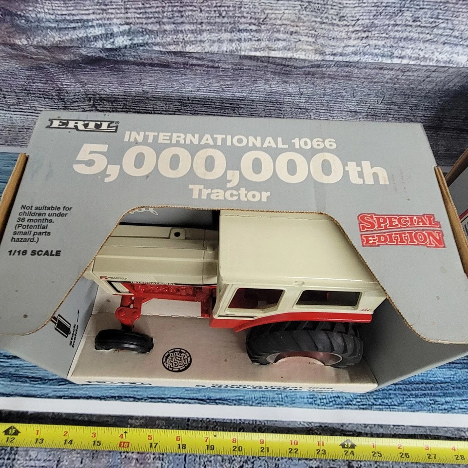 Vtg 1990 1/16 international harvester model 1066 special Ed. 5 millionth tractor - Image 2 of 4