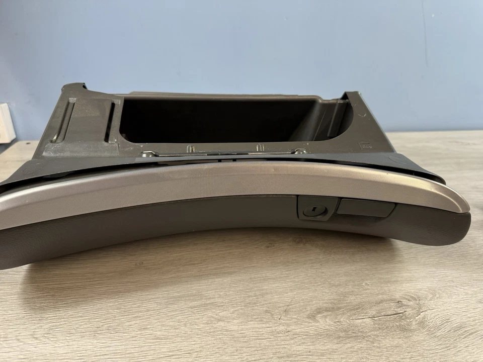 Guantera de tablero Volvo V70 XC70 MK2 04 - 07 S60 04 - 09 8650374 con borde plateado Foto 4 de 4