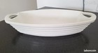 Plat ovale céramique ou porcelaine blanc à rainures et anses.Neuf. Vérifier four