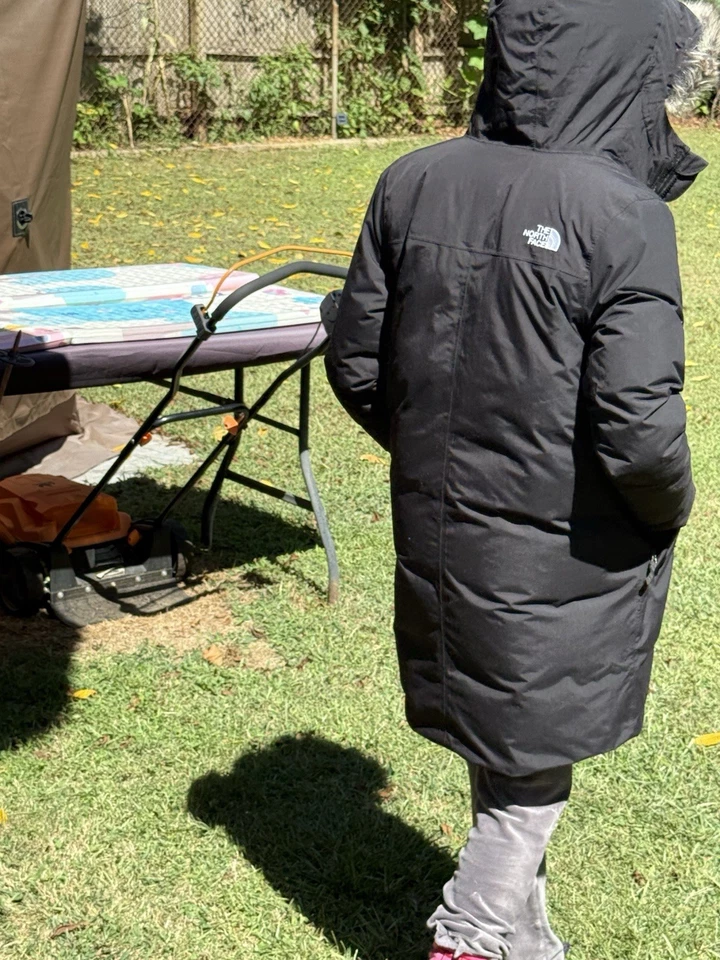 Casaco North Face Parka tamanho grande 14/16 capuz anexado… casaco de inverno muito quente.. - Imagem 2 de 4