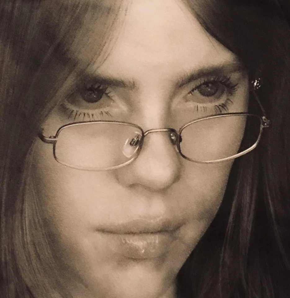 Billie Eilish New Perfume Your Turn Fabric Wall Poster Tapestry Ulta Promo 2025 Foto 4 de 4